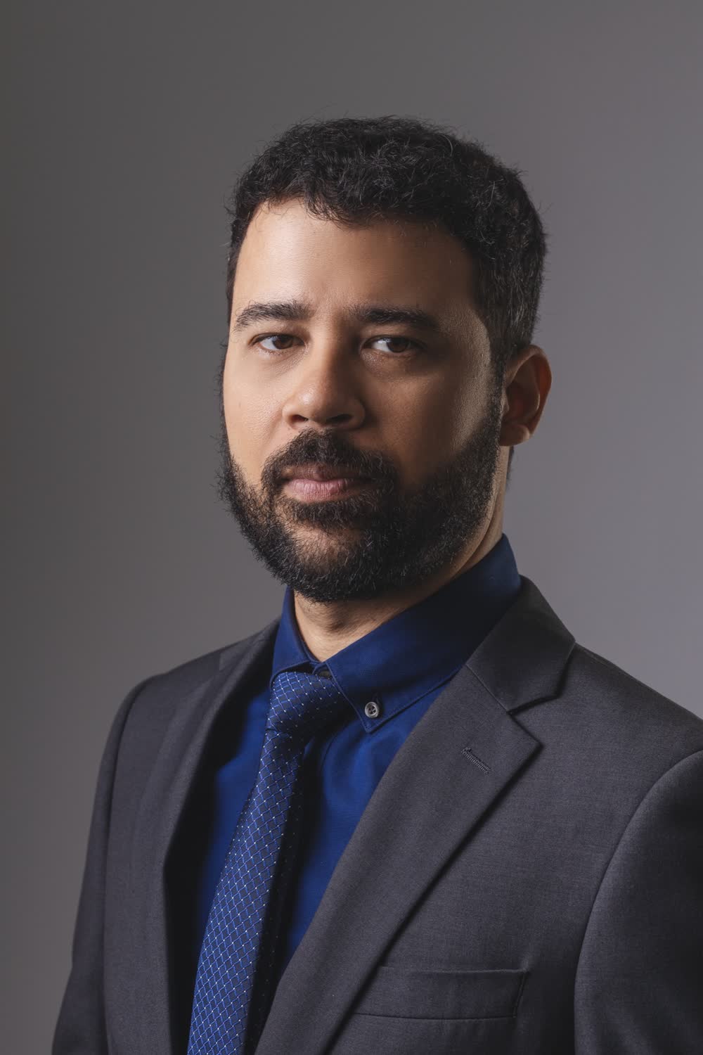 Retrato do Dr. Thiago Santana, cirurgião buco-maxilo-facial e implantodontista em Aracaju.
